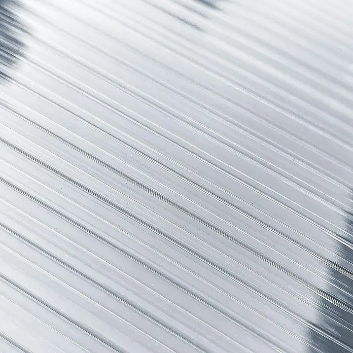 Floordirekt Hohlkammerplatte Doppelstegplatte Polycarbonat 4 mm - 60,5 x 121 cm Transparent -  - Nahaufnahme einer Polycarbonatplatte, die ihre durchscheinende Beschaffenheit und die Struktur mit mehreren Wänden zeigt, ideal für Bauanwendungen.