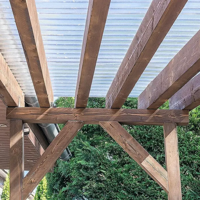 Floordirekt Hohlkammerplatte Doppelstegplatte Polycarbonat 4 mm - 60,5 x 121 cm Transparent -  - Nahaufnahme einer Holzpergola mit durchscheinender Dachkonstruktion, ideal für Garten und Terrasse.