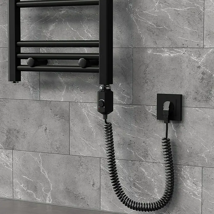 LuxeBath Austauschheizkörper - B x H: 4,5 x 4,5 cm - Nahaufnahme eines schwarzen, elektrischen Handtuchwärmers an einer grauen, gemusterten Wand mit Spiralkabel und Steckdose.