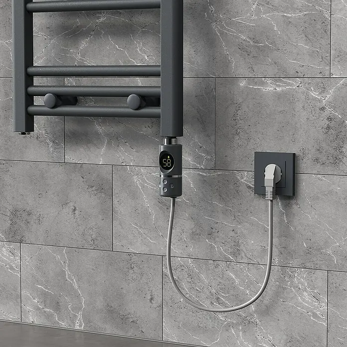 LuxeBath Austauschheizkörper - B x H: 4,5 x 4,5 cm - Bild eines grauen beheizbaren Handtuchhalters an einer gefliesten Wand mit Marmormuster, der an eine Steckdose angeschlossen ist.