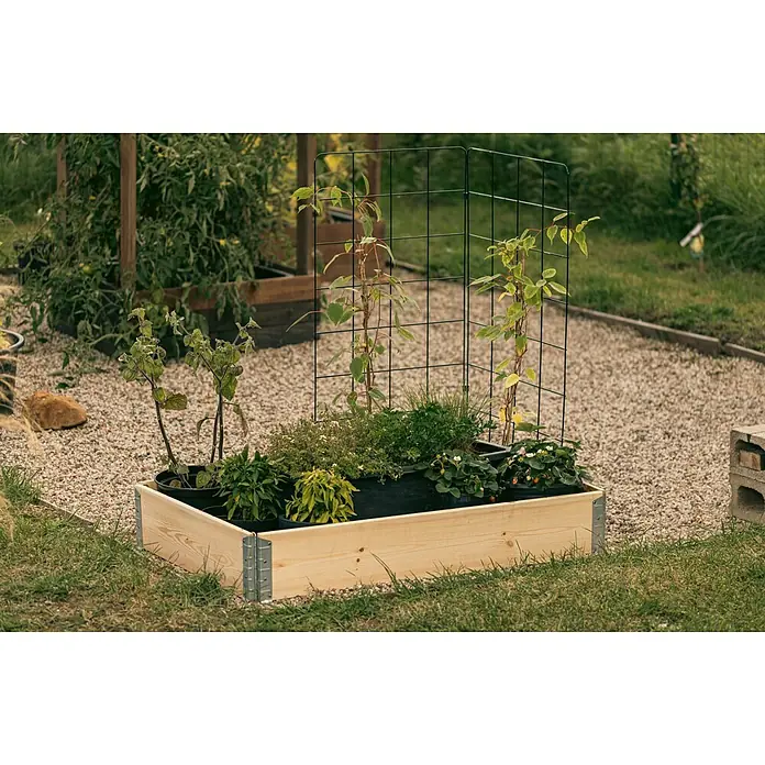 Upyard Rankgitter - Passend für: Pallettenrahmen-Hochbeete, 120 x 55 x 0,8 cm - Das Bild zeigt einen erhöhten Gartenkasten mit verschiedenen Pflanzen und einer Rankhilfe im Hintergrund.