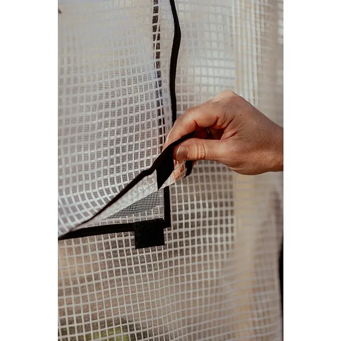 Upyard Hochbeet-Überdachung Schutzrahmen inkl. 3 Abdeckungen - Passend für: Hochbeete 120 × 80 cm - Detailaufnahme eines transparenten Gewächshausfensters, das mit Klettverschluss geöffnet wird, um die Belüftung zu gewährleisten.