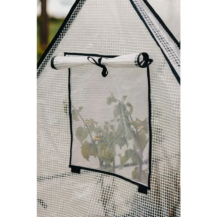 Upyard Hochbeet-Überdachung Gewächshaus - Passend für: Palettenrahmen-Hochbeete 120 × 80 cm - Detailaufnahme eines Gewächshauses mit geöffnetem Fenster, das Pflanzen im Inneren zeigt.