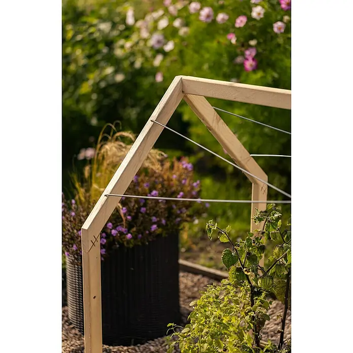 Upyard Hochbeet-Überdachung Schutzrahmen inkl. 3 Abdeckungen - Passend für: Hochbeete 120 × 80 cm - Nahaufnahme eines hölzernen Pflanzenständers im Garten, der Pflanzen stützt und eine dekorative Struktur inmitten der Blumenbeete bietet.
