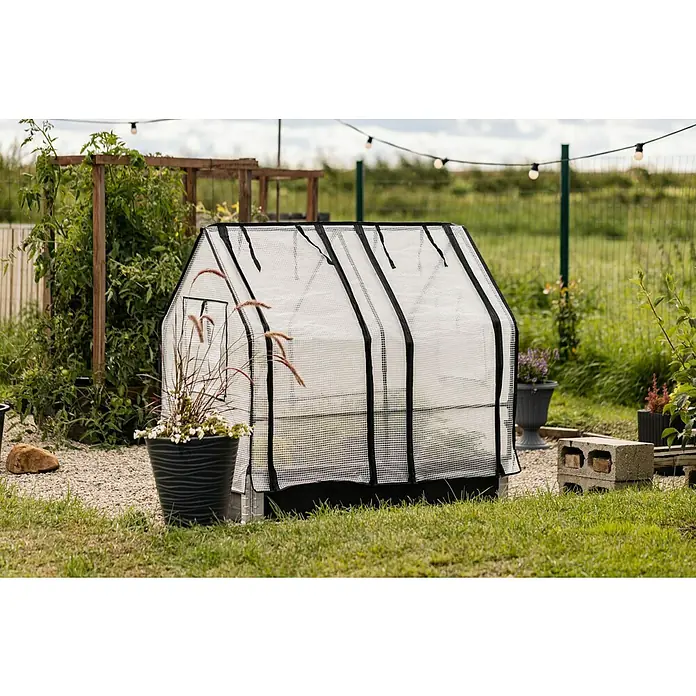Upyard Hochbeet-Überdachung Gewächshaus - Passend für: Palettenrahmen-Hochbeete 120 × 80 cm - Aufnahme eines Mini-Gewächshauses im Garten mit Pflanzen im Vordergrund, ideal für den Anbau.