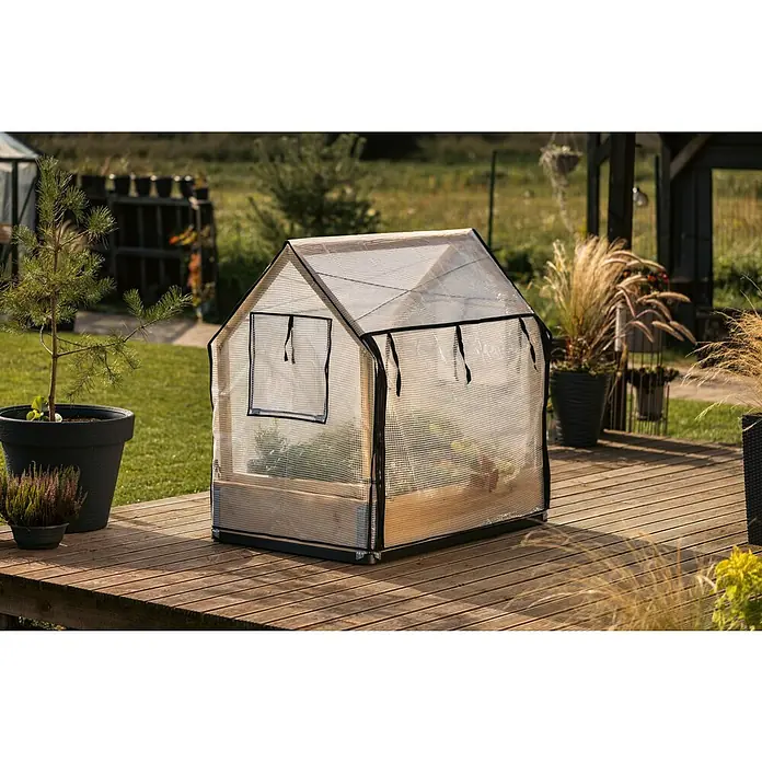 Upyard Hochbeet-Überdachung Schutzrahmen inkl. 3 Abdeckungen - Passend für: Hochbeete 120 × 80 cm - Kleingewächshaus auf einer Holzterrasse, ideal für den Anbau von Pflanzen. Das Gewächshaus ist mit einer transparenten Abdeckung versehen.