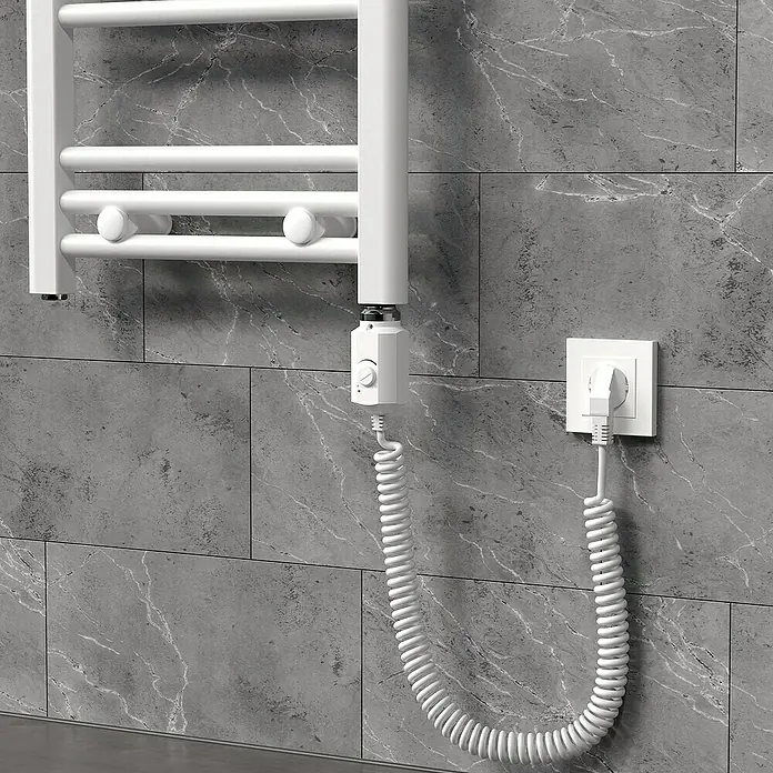 LuxeBath Austauschheizkörper - B x H: 4,5 x 4,5 cm - Weiße Handtuchheizung an einer grauen Wand montiert, mit spiralförmigem Kabel und Stecker. Handtuchwärmer für ein warmes und trockenes Handtuch.