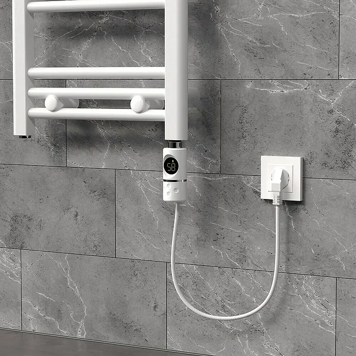 LuxeBath Austauschheizkörper - B x H: 4,5 x 4,5 cm - Nahaufnahme eines weißen beheizten Handtuchhalters mit digitaler Steuerung an einer grauen Marmorwand.