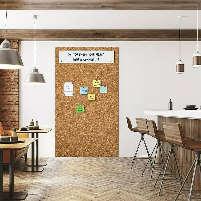 Floordirekt Korkboden Rollenkork Universal 100 x 2500 x 0,5 cm - 2.500 cm x 100 cm x 5 mm - Eine Korktafel mit einem Feedback-Bereich "Hat es Ihnen geschmeckt?" und bunten Kommentaren in einem stilvollen Restaurant.