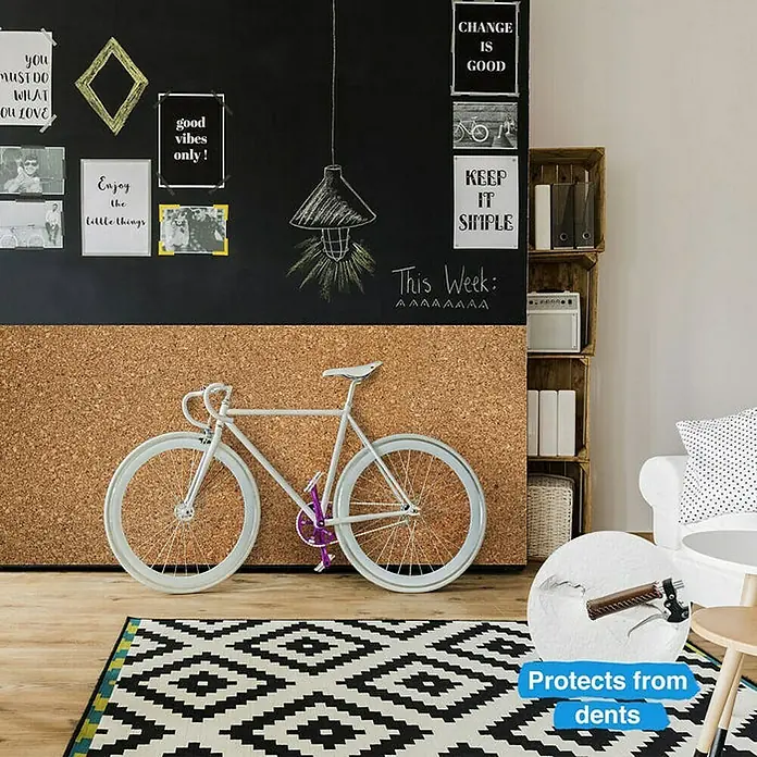 Floordirekt Korkboden Rollenkork Universal 100 x 700 x 0,2 cm - 700 cm x 100 cm x 2 mm - Ein Zimmer mit einer Kreidetafelwand, Korkwand, Fahrrad und einem geometrischen Teppich für einen künstlerischen Touch.