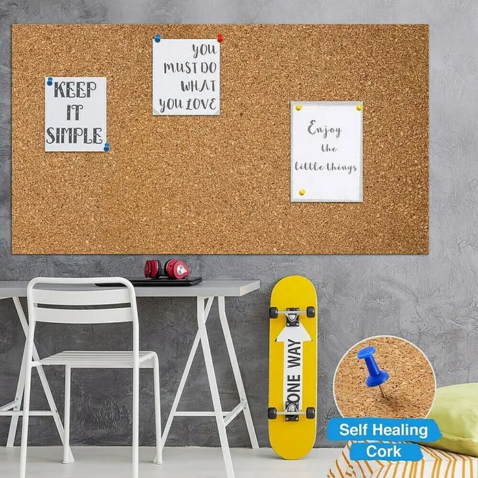 Floordirekt Korkboden Rollenkork Universal 100 x 150 x 0,2 cm - 150 cm x 100 cm x 2 mm - Eine große Korkwand mit Notizen, darunter ein gelbes Skateboard und ein Detailbild, das die selbstheilende Korkstruktur hervorhebt.