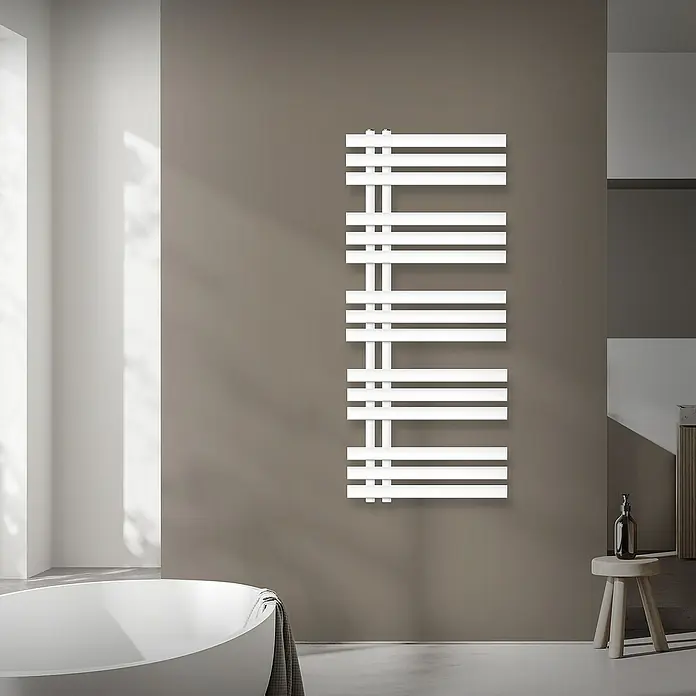 LuxeBath Elektro-Badheizkörper Design Handtuchheizkörper Handtuchwärmer Elektrisch mit Heizstab 900W - B x H: 50 x 120 cm - Ein moderner, weißer Handtuchwärmer mit horizontalen Streben hängt an einer braunen Wand in einem stilvollen Badezimmer.