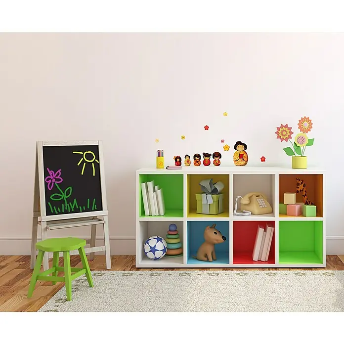 Vinilo de pared - 11 x 10,5 cm, Plástico, Kokeshi japonés - Una habitación infantil con una estantería llena de juguetes, una pizarra y un taburete verde. Un rincón de juego acogedor con mucho espacio para jugar.