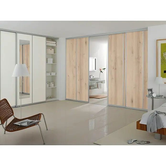 Room Plaza Easy Schiebetür-Bau-Set - Buche Naturwuchs/Ahorn Naturwuchs, Farbe Beschlag: Silber - Das Bild zeigt einen modernen Kleiderschrank mit Schiebetüren in Holzoptik und weißen Elementen, ideal für ein stilvolles Schlafzimmer.