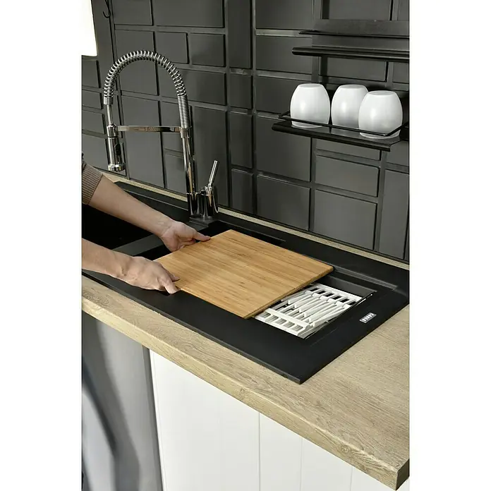 Carea Einbauspüle Katla - 98 x 50 cm, Schwarz - Spüle mit Schneidebrett und Abtropfgestell. Die Spüle ist aus schwarzem Material und das Schneidebrett ist aus hellem Holz.