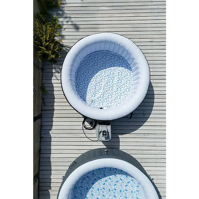 Bestway Lay-Z-Spa Mobil-Whirlpool Miami Air-Jet - Ø x H: 180 x 66 cm, Anthrazit, 669 l - Aufblasbarer runder Whirlpool mit blau-weißem Muster auf einer Holzterrasse, perfekt für entspannende Momente im Freien.