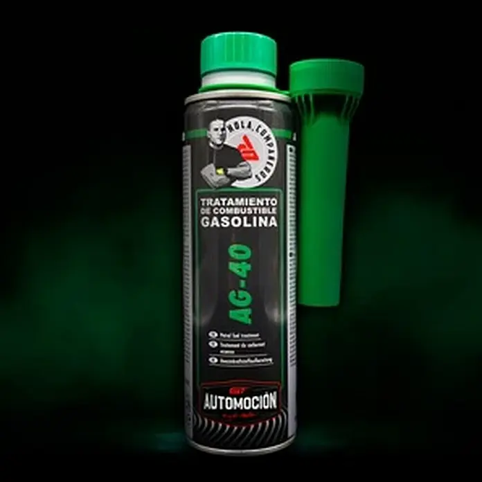 GT Automoción Aditivo para gasolina AG-40 - 300 ml - Imagen del producto de una lata de aditivo de combustible AG-40 con tapa verde y taza medidora sobre un fondo oscuro.