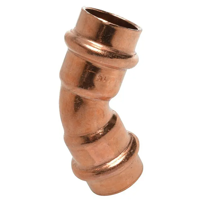 Kupfer-Presswinkel II - Durchmesser: 18 mm, Winkel: 45 °, Presskontur: V - Nahaufnahme eines Pressfitting-Kupferbogens, der ein robustes und zuverlässiges Sanitärteil für sichere Rohrverbindungen darstellt.