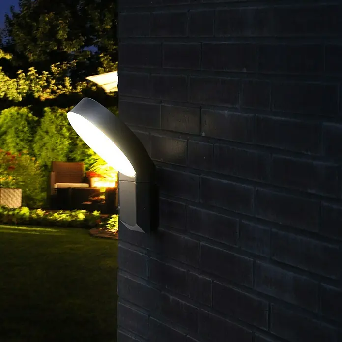Lutec Aplique exterior LED Meridian - 14 W, 26,6 x 17,7 x 18 cm, Antracita, IP54 - Lámpara de pared exterior con iluminación LED montada en una pared de ladrillo.
