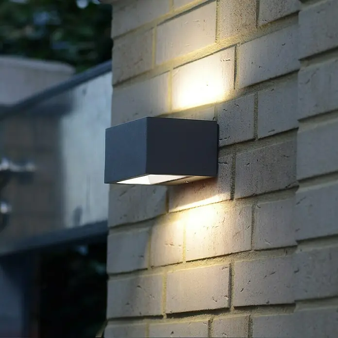 Lutec LED-Außenwandleuchte Gemini - 10,5 W, 14 x 9 x 6,5 cm, Anthrazit, IP54 - Moderne, graue Außenwandleuchte, die warmes Licht nach oben und unten abgibt und eine gemütliche Atmosphäre schafft.
