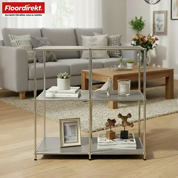 Floordirekt Metallregal Concept Epure MK-027 - 78 x 40 x 82 cm Grau - H x B x T: 82 x 78 x 40 cm, Anzahl Böden: 3 Stk., Schrauben, Grau - Das Bild zeigt ein modernes, quadratisches, graues Metallregal mit zwei Fächern, das mit Dekorationen wie Pflanzen und Bildern dekoriert ist.