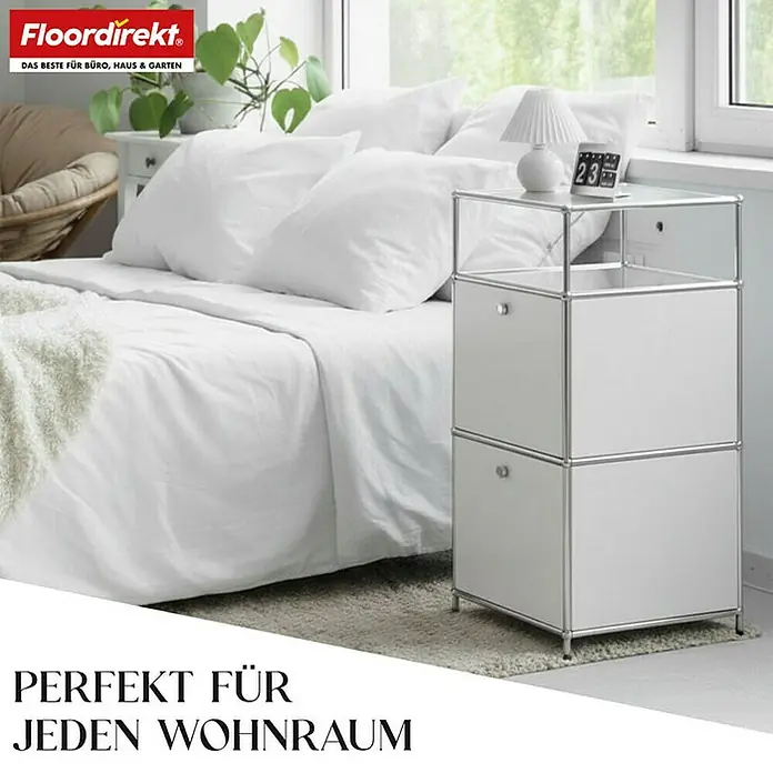 Floordirekt Metallregal Concept Epure MK-120 - 50 x 40 x 100 cm Weiß - H x B x T: 100 x 50 x 40 cm, Anzahl Böden: 4 Stk., Schrauben, Weiß - Dieses Bild zeigt einen weißen Nachttisch mit Schubladen, perfekt für jeden Wohnraum, neben einem Bett mit weißer Bettwäsche.