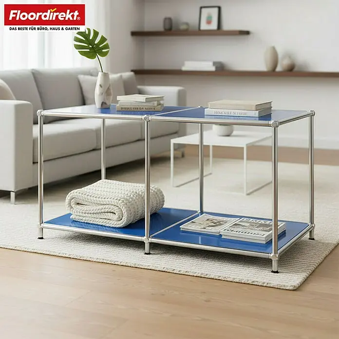 Floordirekt Metallregal Concept Epure MK-016 - 78 x 40 x 46 cm Blau - Anzahl Böden: 2 Stk., Schrauben, Blau - Nahaufnahme eines blauen Couchtisches mit Chromgestell, der mit Büchern, einer Decke und Zeitschriften dekoriert ist.