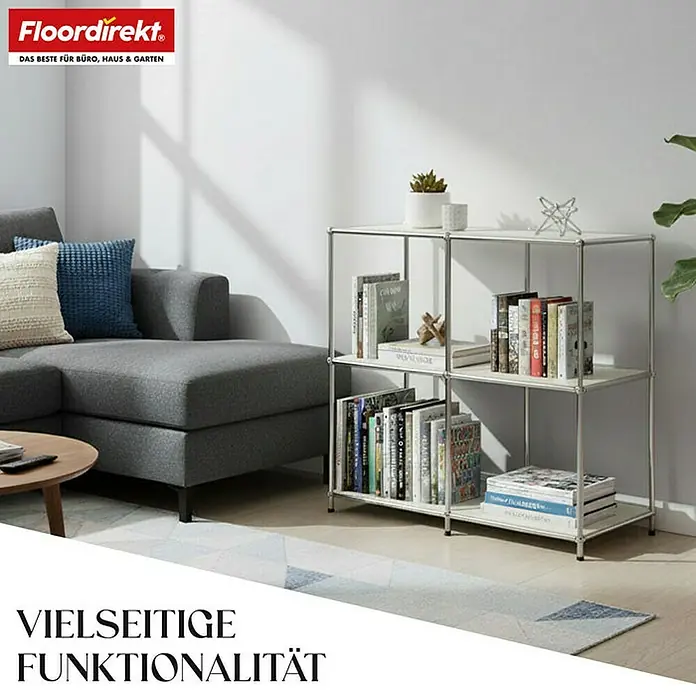 Floordirekt Metallregal Concept Epure MK-027 - 78 x 40 x 82 cm Weiß - Anzahl Böden: 3 Stk., Schrauben, Weiß - Ein modernes, weißes Regal mit drei Ablagen, gefüllt mit Büchern und Dekoration, neben einer grauen Couch.