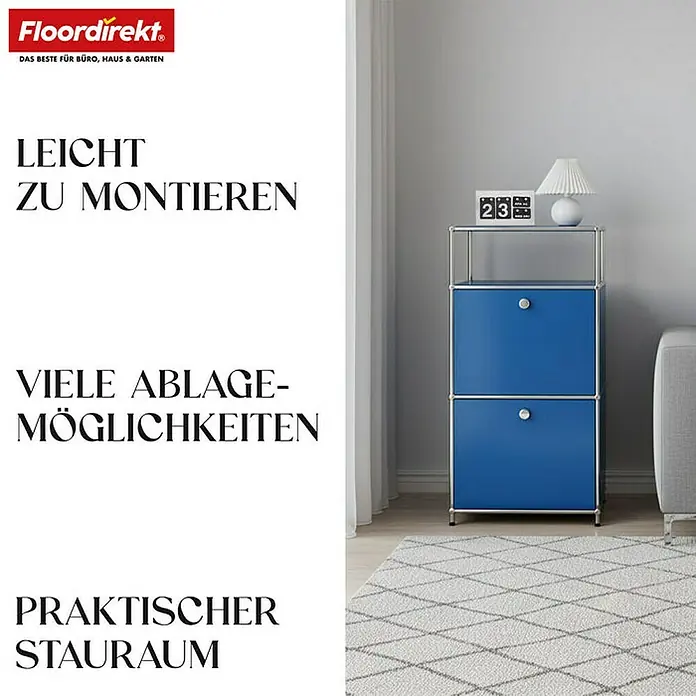 Floordirekt Metallregal Concept Epure MK-120 - 50 x 40 x 100 cm Blau - Anzahl Böden: 4 Stk., Schrauben, Blau - Ein blaues Regal mit Chromrahmen und zwei Schubladen, dekoriert mit einer Lampe und einem Kalender.