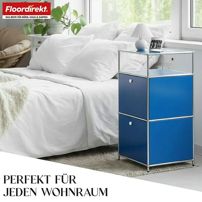 Floordirekt Metallregal Concept Epure MK-120 - 50 x 40 x 100 cm Blau - Anzahl Böden: 4 Stk., Schrauben, Blau - Elegantes blaues Nachttischchen mit zwei Schubladen neben einem Bett, perfekt für jeden Wohnraum.