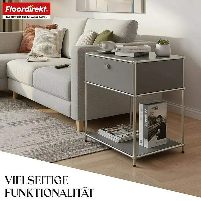 Floordirekt Metallregal Concept Epure MK-139 - 50 x 40 x 65 cm Grau - H x B x T: 65 x 50 x 40 cm, Anzahl Böden: 3 Stk., Schrauben, Grau - Das Bild zeigt einen grauen Nachttisch mit Schublade und Ablagefläche. Der Tisch steht neben einem hellen Sofa im Wohnzimmer.