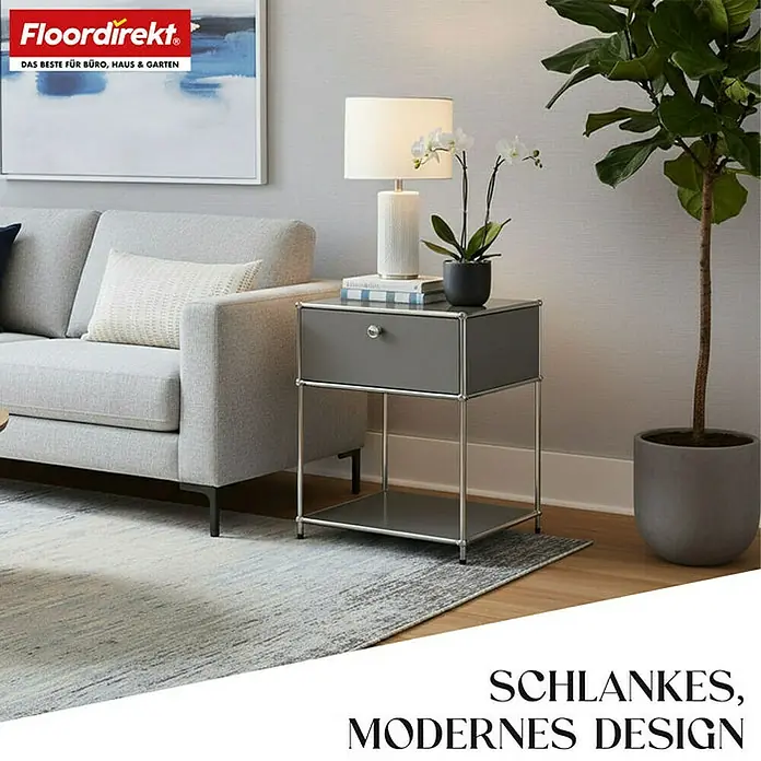 Floordirekt Metallregal Concept Epure MK-139 - 50 x 40 x 65 cm Grau - H x B x T: 65 x 50 x 40 cm, Anzahl Böden: 3 Stk., Schrauben, Grau - Elegantes USM Haller Nachtkästchen in Grau. Schlankes, modernes Design neben einem grauen Sofa und einem hellen Teppich.