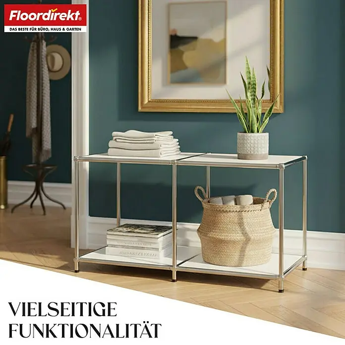 Floordirekt Metallregal Concept Epure MK-016 - 78 x 40 x 46 cm Weiß - H x B x T: 46 x 78 x 40 cm, Anzahl Böden: 2 Stk., Schrauben, Weiß - Ein modernes Regal mit Chromgestell und weißen Ablagen, dekoriert mit Handtüchern, Pflanze, Büchern und einem Korb, vor einer blaugrünen Wand.