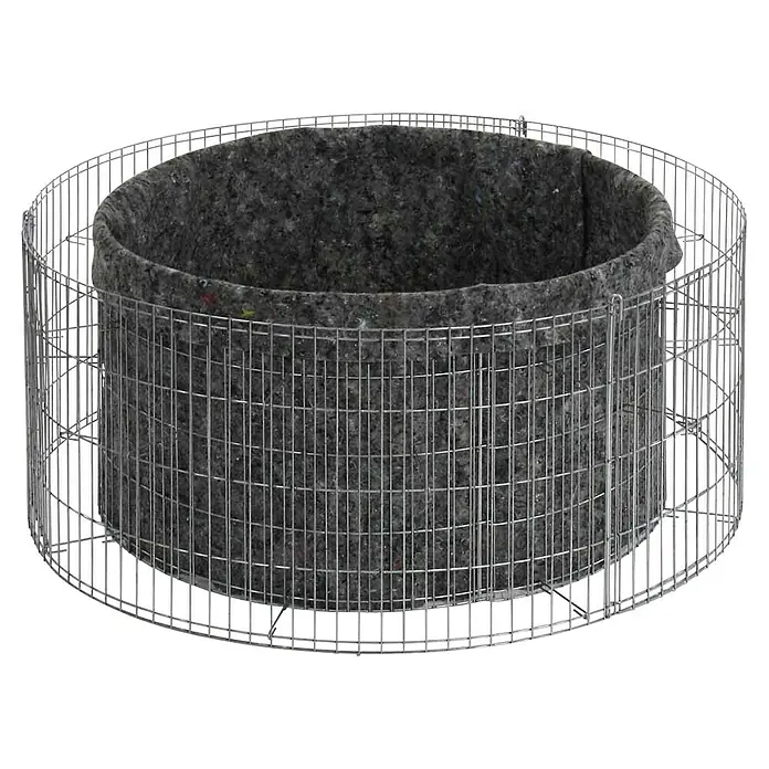 Bellissa Gabionen-Hochteich Bausatz - 92 x 40 cm, Metall - Das Bild zeigt einen runden Gabionen-Pflanzkübel, der mit einem grauen Filz ausgekleidet ist. Der Kübel ist aus Drahtgitter gefertigt.