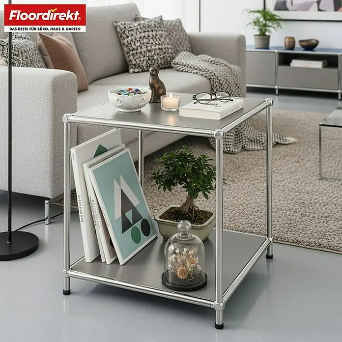 Floordirekt Metallregal Concept Epure MK-012 - 40 x 40 x 46 cm Grau - H x B x T: 46 x 40 x 40 cm, Anzahl Böden: 2 Stk., Schrauben, Grau - Das Bild zeigt einen modernen, silberfarbenen Beistelltisch mit zwei Ablageflächen, dekoriert mit Büchern, einer Pflanze und Deko-Objekten.