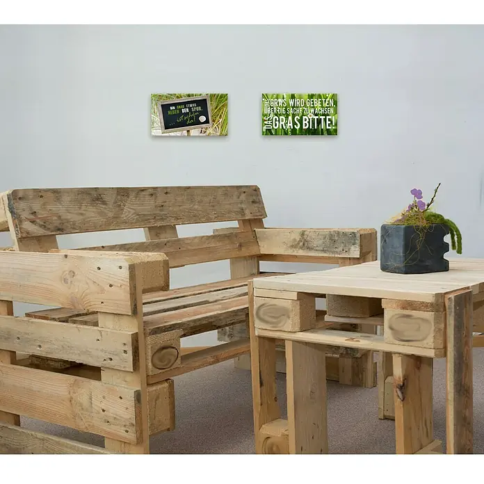 ProArt Type Hype Decopanel - Bin grad etwas neben der Spur .., B x H: 30 x 15 cm - Eine rustikale Sitzgruppe aus Holzpaletten mit Dekorationen, die eine gemütliche Atmosphäre für den Garten oder die Terrasse schaffen.