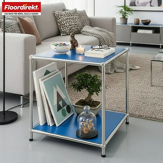 Floordirekt Metallregal Concept Epure MK-012 - 40 x 40 x 46 cm Blau - H x B x T: 46 x 40 x 40 cm, Anzahl Böden: 2 Stk., Schrauben, Blau - Das Bild zeigt einen blauen Beistelltisch mit zwei Ebenen, dekoriert mit Büchern, einer Pflanze und einer Glasglocke.