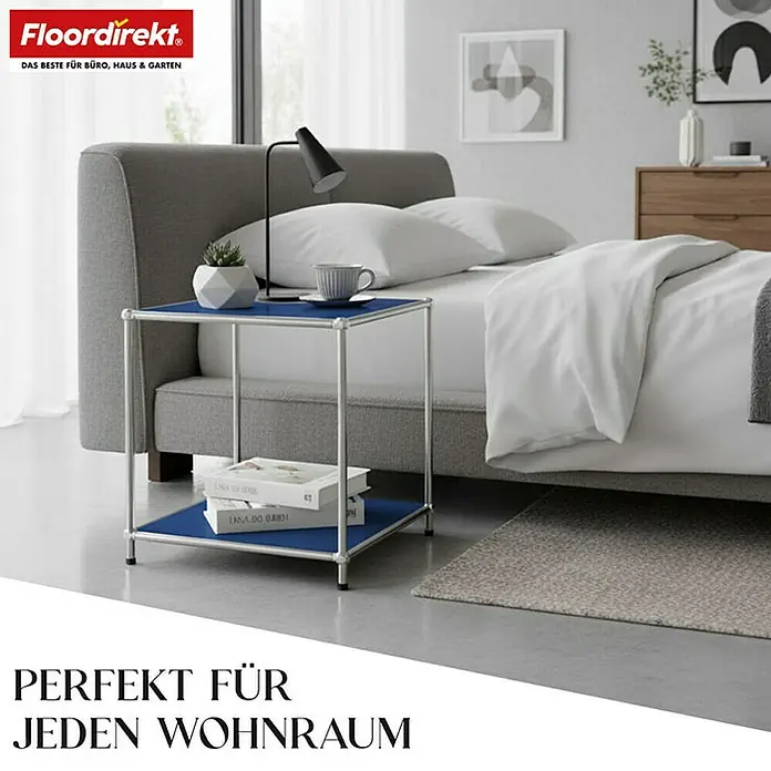 Floordirekt Metallregal Concept Epure MK-012 - 40 x 40 x 46 cm Blau - H x B x T: 46 x 40 x 40 cm, Anzahl Böden: 2 Stk., Schrauben, Blau - Das Bild zeigt einen modernen Beistelltisch mit blauem Regal neben einem grauen Bett in einem Schlafzimmer.