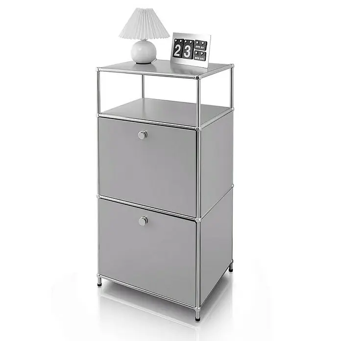 Floordirekt Metallregal Concept Epure MK-120 - 50 x 40 x 100 cm Grau - Anzahl Böden: 4 Stk., Schrauben, Grau - Ein graues USM Haller Sideboard mit zwei Schubladen, einer Tischlampe und einem Kalender steht auf einem weißen Hintergrund.