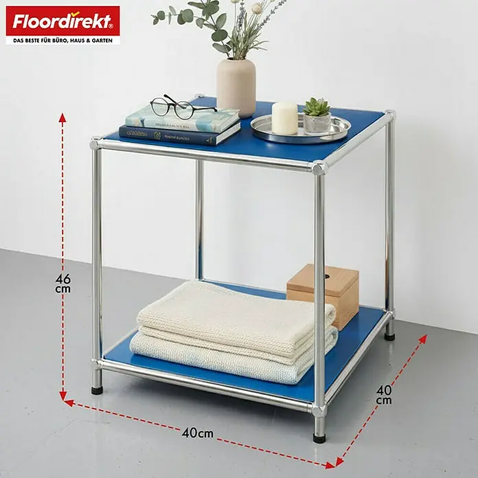 Floordirekt Metallregal Concept Epure MK-012 - 40 x 40 x 46 cm Blau - H x B x T: 46 x 40 x 40 cm, Anzahl Böden: 2 Stk., Schrauben, Blau - Bild eines blauen Beistelltisches mit zwei Ablageflächen und silberfarbenem Gestell. Der Tisch ist mit Deko-Elementen versehen.