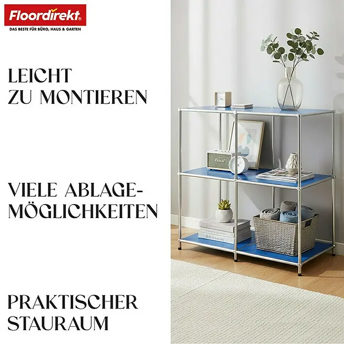 Floordirekt Metallregal Concept Epure MK-027 - 78 x 40 x 82 cm Blau - H x B x T: 82 x 78 x 40 cm, Anzahl Böden: 3 Stk., Schrauben, Blau - Das Bild zeigt ein blaues Regal mit silbernen Details, das mit Deko-Elementen in einem modern eingerichteten Raum platziert ist.