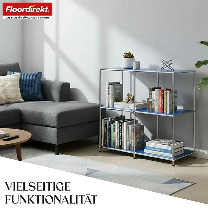 Floordirekt Metallregal Concept Epure MK-027 - 78 x 40 x 82 cm Blau - H x B x T: 82 x 78 x 40 cm, Anzahl Böden: 3 Stk., Schrauben, Blau - Blaues Bücherregal mit drei Fächern, gefüllt mit Büchern und Deko, neben einem grauen Sofa.
