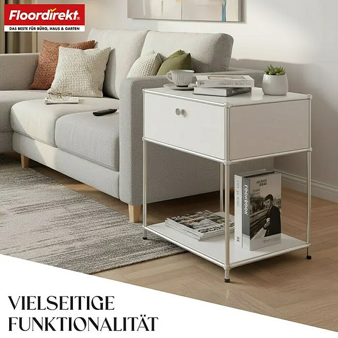 Floordirekt Metallregal Concept Epure MK-139 - 50 x 40 x 65 cm Weiß - H x B x T: 65 x 50 x 40 cm, Anzahl Böden: 3 Stk., Schrauben, Weiß - Ein moderner, weißer Nachttisch mit Schublade und Ablagefläche neben einem Sofa. Perfekt für Büro, Haus und Garten.
