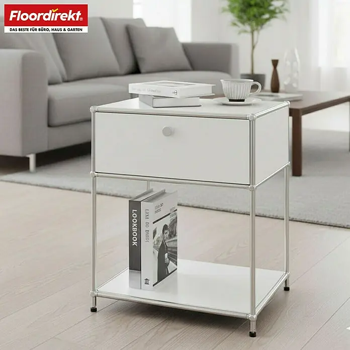 Floordirekt Metallregal Concept Epure MK-139 - 50 x 40 x 65 cm Weiß - H x B x T: 65 x 50 x 40 cm, Anzahl Böden: 3 Stk., Schrauben, Weiß - Nahaufnahme eines weißen Nachttisches mit Schublade und Ablage mit Büchern und einer Tasse darauf in einem gemütlichen Wohnzimmer.