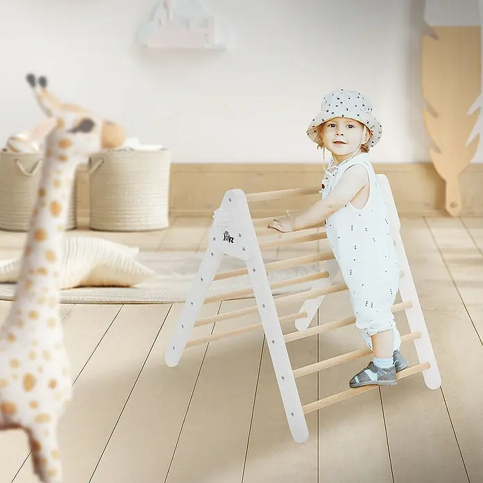 ECD Germany Klettergerüst Kletterdreieck trainiert Gleichgewicht & Balance ab 2 Jahren - 73 x 72 x 70 cm, Holz, Braun, Weiß - Ein Kleinkind klettert auf ein ZAJYVZ-Klettergerüst, das sich ideal für die Entwicklung von Fähigkeiten eignet.