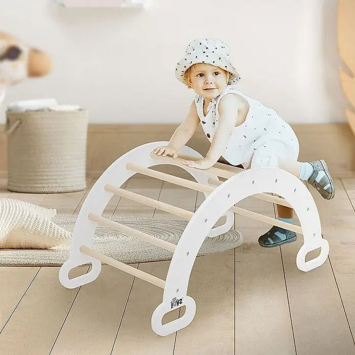 ECD Germany Klettergerüst Kletterbogen trainiert Gleichgewicht & Balance ab 2 Jahren - 89 x 52 x 45,5 cm, Holz, Braun, Weiß - Ein Kleinkind klettert auf einem weißen Holz-Kletterbogen. Das Spielgerät fördert die motorische Entwicklung und bietet sicheren Spielspaß.