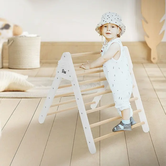 ECD Germany Klettergerüst Kletterdreieck trainiert Gleichgewicht & Balance ab 2 Jahren - 73 x 72 x 70 cm, Holz, Braun, Weiß - Ein Kleinkind klettert auf ein Indoor-Klettergerüst aus Holz, das mit weißen Sprossen ausgestattet ist.