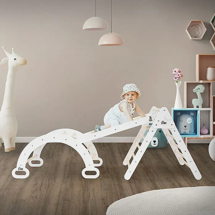ECD Germany Klettergerüst Kletterbogen trainiert Gleichgewicht & Balance ab 2 Jahren - 89 x 52 x 45,5 cm, Holz, Braun, Weiß - Ein weißes Indoor-Klettergerüst mit einem darauf kletternden Baby, ideal für die motorische Entwicklung.