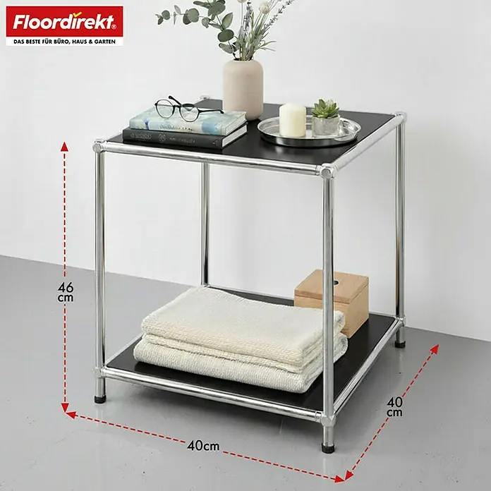 Floordirekt Metallregal Concept Epure MK-012 - 40 x 40 x 46 cm Schwarz - H x B x T: 46 x 40 x 40 cm, Anzahl Böden: 2 Stk., Schrauben, Schwarz - Das Bild zeigt einen quadratischen, schwarzen Beistelltisch mit zwei Ebenen und silberfarbenem Metallgestell, dekoriert mit Handtüchern und Accessoires.