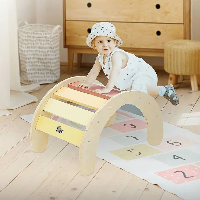ECD Germany Klettergerüst Kletterbogen trainiert Gleichgewicht & Balance ab 2 Jahren - 74 x 41 x 38,5 cm, Holz, Mehrfarbig - Ein Kleinkind klettert auf ein Jiyz Montessori Klettergerüst, ein Holzspielzeug mit farbigen Sprossen, das die motorische Entwicklung fördert.
